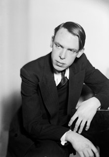 Porträtt av Herbert Westrell, pianist. Han var verksam som konsertpianist och pianopedagog vid Stockholms borgarskola och Kungliga musikhögskolan i Stockholm