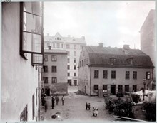 Hornsgatan 66, gårdssidan mot söder innan rivningen oktober 1906. En inkörsport av trä, med en mindre ingång på vardera sidan fanns tidigare. Gästgivaregård 1851-1876