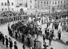 Birger Jarls torg. Gustaf V:s begravningsprocession på väg till Riddarholmskyrkan