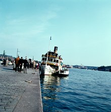 S/S Saxaren lägger till vid Strandvägskajen, nedanför Skeppargatan, efter bärgningen vid haveriet i Saxarfjärden i april 1964. Nybroviken österut