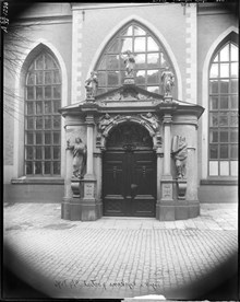 Tyska Kyrkans södra portal, Svartmangatan 14