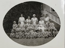 Barn och personal på Soeurs de Charités barnsjukhem