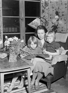 Skådespelerskan Doris Svedlund med döttrarna Lena (7 år) och Kersti (5 år) i sitt knä. Doris Svedlund medverkar i Graham Greenes pjäs ""I sista rummet"" på Lilla scenen på Dramaten