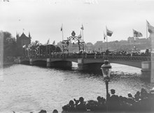 Skeppsholmsbron dekorerad vid franske presidenten Armand Fallierés besök i Stockholm 24 juli 1908