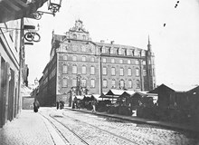 Petersénska huset vid Munkbron 11-13, sett från Munkbrotorget