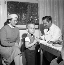 Förskolebarn vaccineras mot polio. Här vaccineras Lars Gustaf Selin av läkare Arne Dahlström