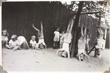 Barn leker på gården vid Lilla Hemmet 1933