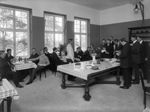 Olympiska spelen i Stockholm 1912. Interiör från matsal med herrar i Olympiahemmet.