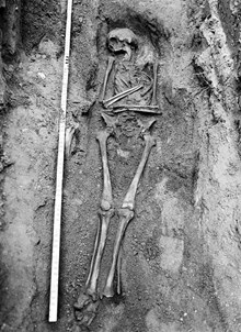 Utgrävning vid Klara Kyrka, kv. Orgelpipan. Skelett nr 23, fotograferat från öster