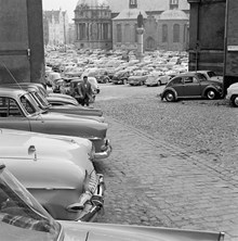 Parkerade bilar vid Birger Jarls Torg. I bakgrunden Riddarholmskyrkan