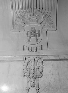 Hotell Anglais. Relief i väggen med hotellets monogram