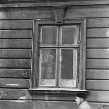 Smålandsgatan 36. En kvinna står i fönstret