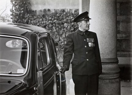 Fotografiet visar hur prins Eugens chaufför, Erik Lund, står redo för körning år 1947.