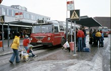 Busshållplats i Vällingby Centrum i februari 1977. Buss på linje 115.