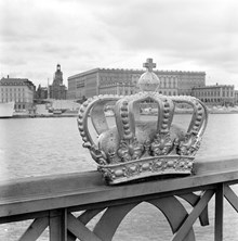 Krona på Skeppsholmsbrons räcke. Vy mot Kungliga slottet