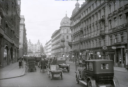 Trafik med spårvagnar i korsningen av Kungsgatan och Vasagatan år 1925