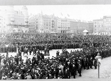 Arbetarna har samlats på Norra Bantorget för demonstration vid storstrejken år 1909.