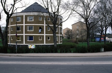 Ett av "tårthusen" vid Bällstavägen som byggdes som bostadshus för sjukhusets personal.
