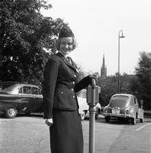 Mannekängen/modellen Monika Andersson visar uniformen till de första parkeringsvakterna. Enbart kvinnor anställdes