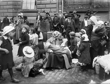 Ryska flyktingar utanför Centralstationen i augusti  år 1914 efter utvisning från Tyskland.