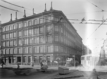 Hornsgatan 174 vid Långholmsgatan t.v. Trådbussledningar hänger över korsningen