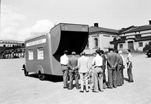 Svea Artilleris gård, Valhallavägen. Engelsk filmbuss som Högern ska använda i sin valkampanj i Norrland