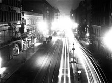 Kungsgatan. Den 1 oktober 1942 trädde elransonering i kraft. Endast gatubelysning och bilarnas strålkastare lyste upp gatan