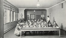 I flickornas arbetsrum, bild ur Föreningen Frimurarbarnens Minnesskrift 1925.