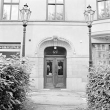 Karlbergsvägen 69, portal och del av fasad