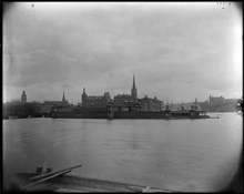 Utsikt över Stockholms stads bad- och siminrättning,  Strömbadet från Tegelbacken. Riddarholmen i bakgrunden