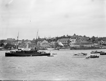 HS Svensksund med kvarlevorna efter de förolyckade männen från Andréexpeditionen passerar Vaxholm på sin väg till Stockholm från Tromsö i Norge.