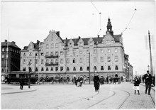 Trafikbild från Slussen 1902, Östra Slussgatan. Elspårvagn och hästspårvagnar