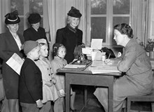 Tegnérgatan 44-46, Adolf Fredriks folkskola. Inskrivning. Tre skolbarn med sina mödrar