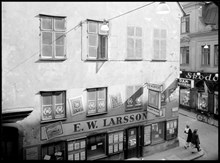 Klarabergsgatan 35, fasad mot Klarabergsgatan. E W Larssons frimärken