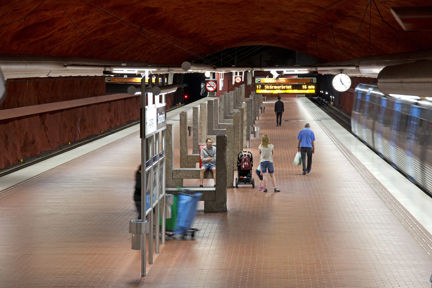 Vy över perrongen vid Skarpnäcks tunnelbanestation 