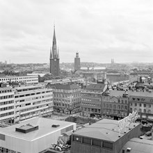Utsikt från första hötorgshuset över Sergelteaterns tak mot Drottninggatan o. Mäster Samuelsgatan. I fonden Klara kyrka och Stadshuset