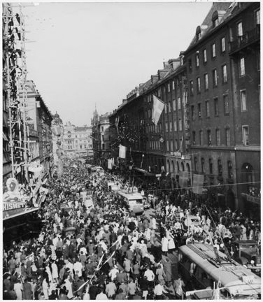 Kungsgatan i Stockholm 7 maj år 1945