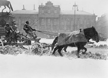 Snöplog på Gustav Adolfs Torg efter snöstormen i april 1912
