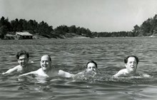 Finnhamn: Fyra glada badare i vattnet