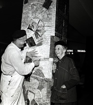 Vera Nilsson och mosaikläggaren Toni Piovesana arbetar med pelaren vid T-Centralen