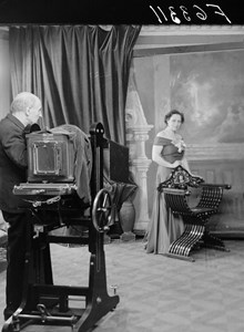 Drottninggatan 41. Fotograf Julius Grape i sin ateljé
