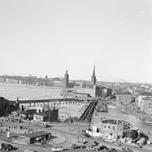 Utsikt från Katarinahissen norrut. Till vänster är pelare för anläggning av Centralbron utsatta. Till höger byggs Kolingsborg