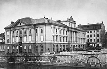 Arvfurstens palats vid Gustav Adolfs Torg. I förgrunden Norrström