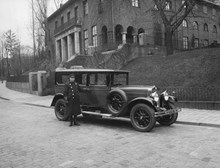 Bil och chaufför från Freys hyrverk i Diplomatstaden. I bakgrunden justitierådet Ernst Tryggers villa, Nobelgatan 3