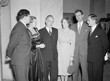 Den amerikanske ungdomsledaren Donald B. Watt tillsammans med sina svenska värdar, Olof Palme längst till höger i bild