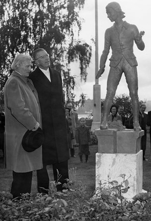 Invigning av Carl Eldhs skulptur Den unge Linné i närvaro av konstnären och Gustav VI Adolf.