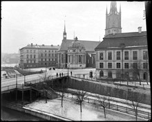 Riddarholmen:  Gamla Riksdagshuset, Riddarholmskyrkan och Hessensteinska palatset. I förgrunden järnvägen och kanalen