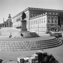 Skeppsbron vid Gustav III:s staty. Slottsbacken, Storkyrkan och slottet i bakgrunden