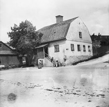 Hammarby tullhus vid Värmdögatan 61 A i hörnet av Tullgårdsgränd  (senare Ljusterögatan). Nuv. Malmgårdsvägen 61. Dåv. kv. Schaktet