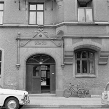 Linnégatan 78.Parti av gatufasad och portal